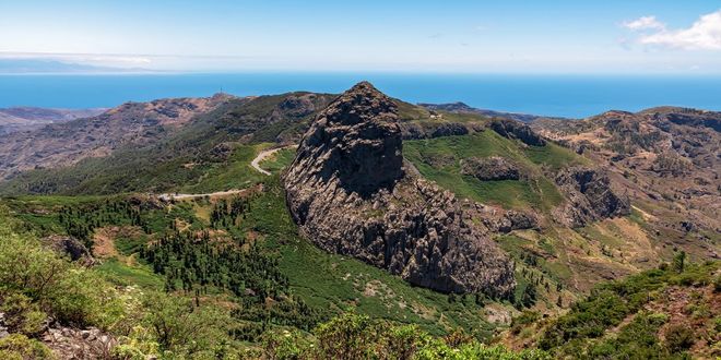 Vista de los paisajes de La Gomera con el océano al fondo (Islas Canarias)