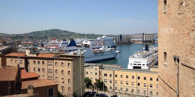 Λιμάνι της Ανκόνα με πλοία
