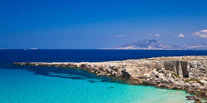 Der Strand Cala Rossa auf Favignana