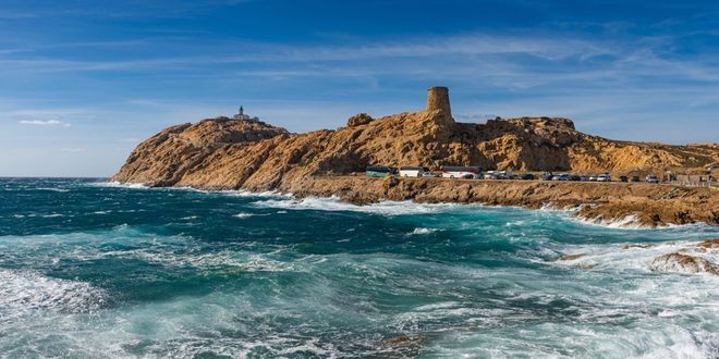 El faro de L'Île-Rousse y vistas de la costa (Córcega)