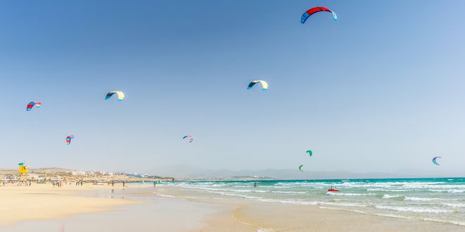 Kitesurf en una playa de Fuerteventura (Islas Canarias)
