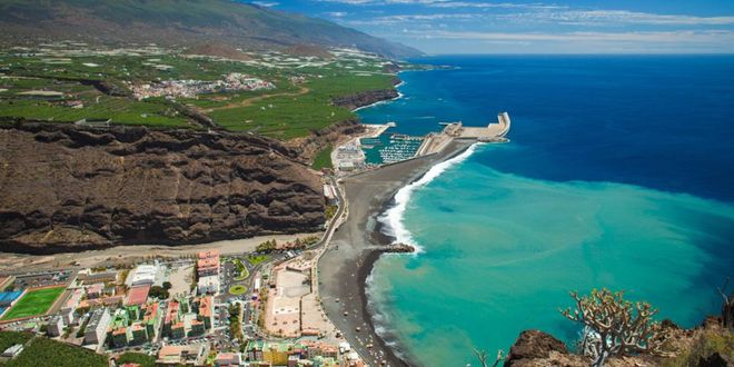 La ciudad y el puerto de Tazacorte vistos desde el Mirador de El Time en La Palma (Canarias)