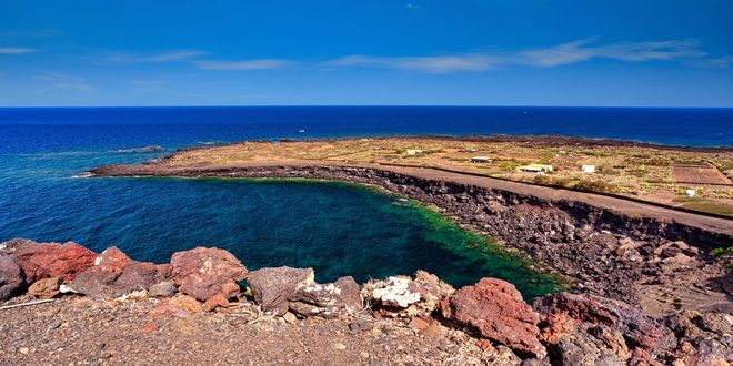 Scogliera di roccia lavica a Linosa, Isole Pelagie
