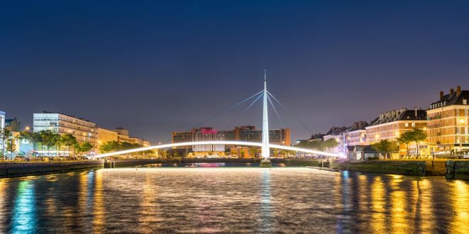 Vue nocturne de la passerelle du bassin du Commerce, au Havre