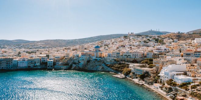 La bellissima città portuale di Ermopoli a Syros, Grecia
