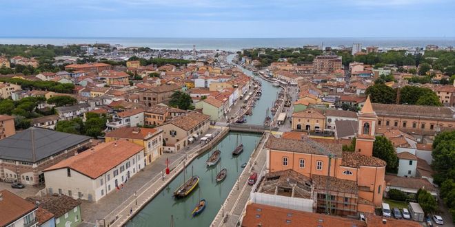 Barche all'interno del canale della città di Cesenatico, in Italia