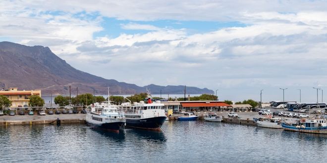 Βάρκες και πλοία στο λιμάνι του Κισσάμου στην Κρήτη