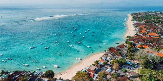 The turquoise coast of Nusa Lembongan in Indonesia