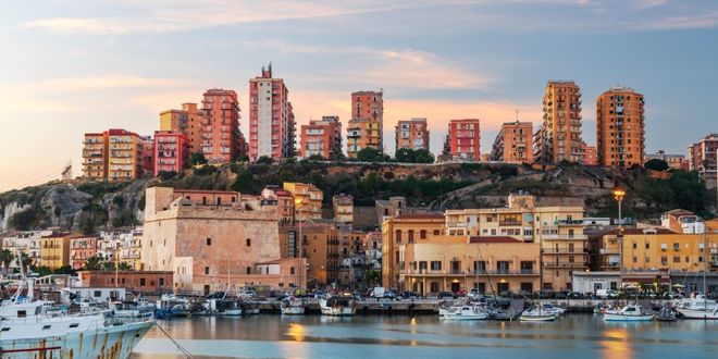 Barche ed edifici a Porto Empedocle, Sicilia, Italia