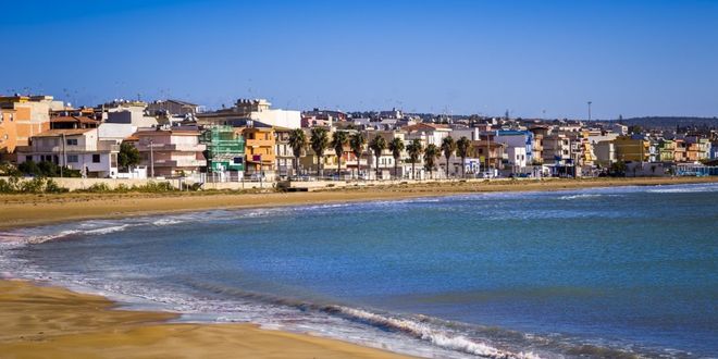 La spiaggia della città di Pozzallo in Sicilia, Italia