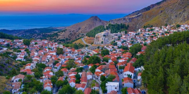 Η Χώρα της Σαμοθράκης με θέα στη θάλασσα το λυκόφως