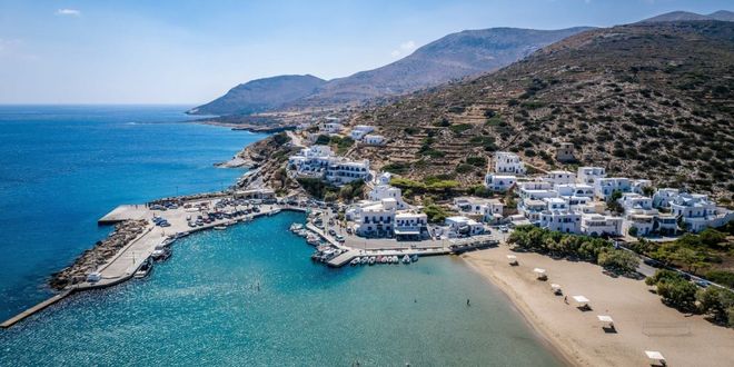 Το λιμάνι στη Σίκινο και κοντινή παραλία