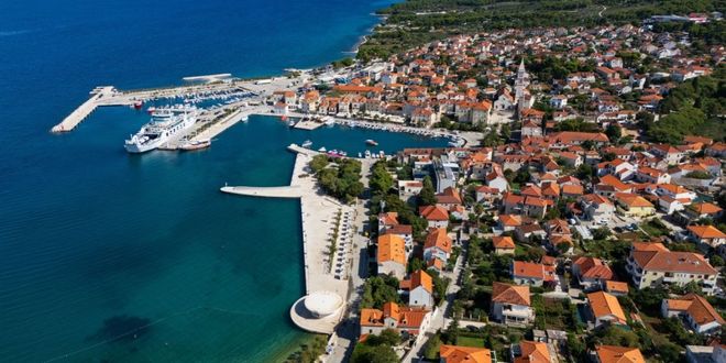 Grad i luka Supetar na otoku Braču