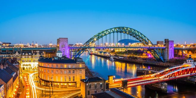 Panoramic evening view of bridge in Newcastle, UK