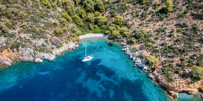 Πανοραμική θέα της παραλίας Μοναστήρι στον Πόρο, Αργοσαρωνικός