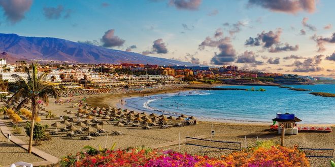 Vista panoramica della spiaggia di Costa Adeje a Tenerife, Isole Canarie, Spagna