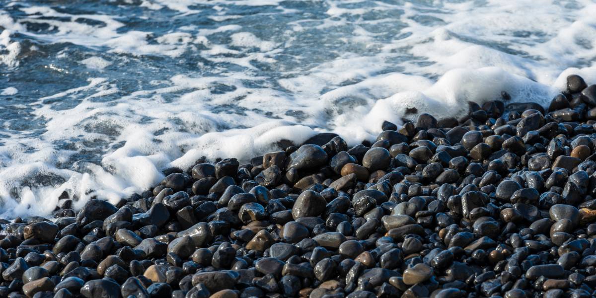 μαύρα βότσαλα, θάλασσα, παραλία στη Χίο