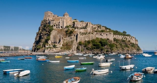 Boote im Hafen vor der Festungsinsel vor Ischia