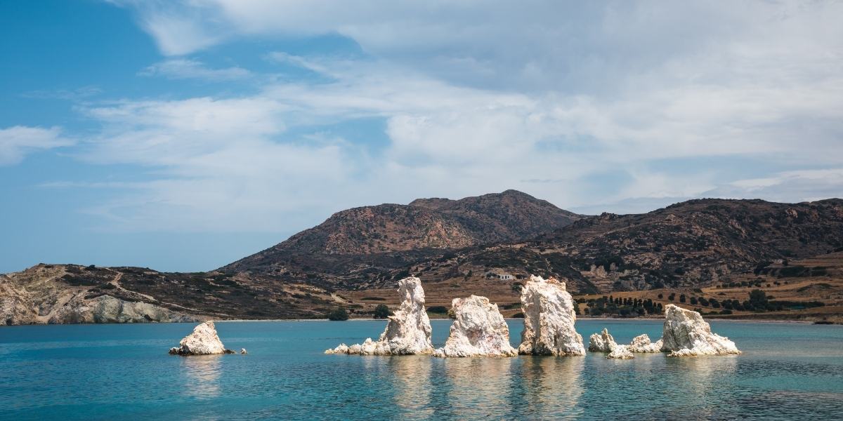 Λευκοί βράχοι στην παραλία Ελληνικά στην Κίμωλο