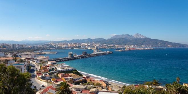La ville et le port de Ceuta sur la côte nord-africaine