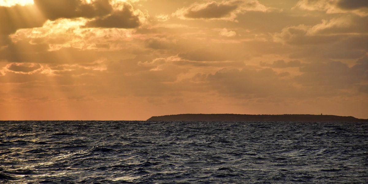 Atardecer en el mar Jónico, Italia Ferries a Grecia occidental y el puerto de Igoumenitsa