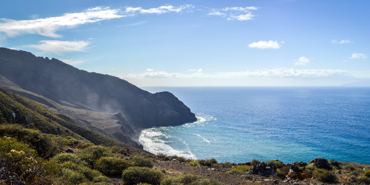 La isla de La Gomera, mar azul y cielo, viajando en ferry por las islas Canarias