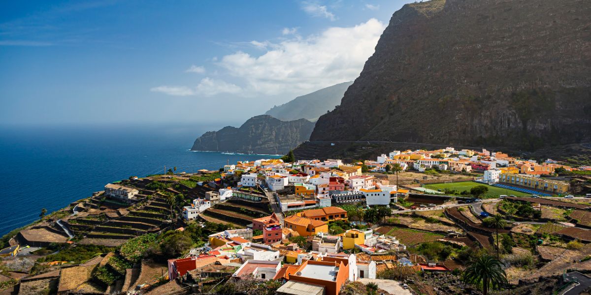 Atardecer en la isla volcánica de La Gomera, rutas de ferry en las islas Canarias