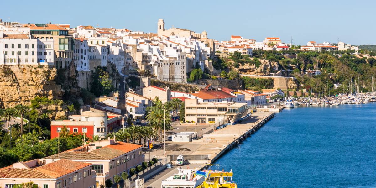 la isla de Menorca, naturaleza y mar, rutas de ferry desde Barcelona y Mallorca