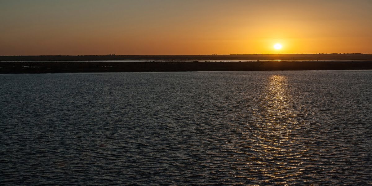 Atardecer en la costa del sur de España, cerca del puerto de Huelva - Conexiones de ferry entre las islas Canarias y Huelva.