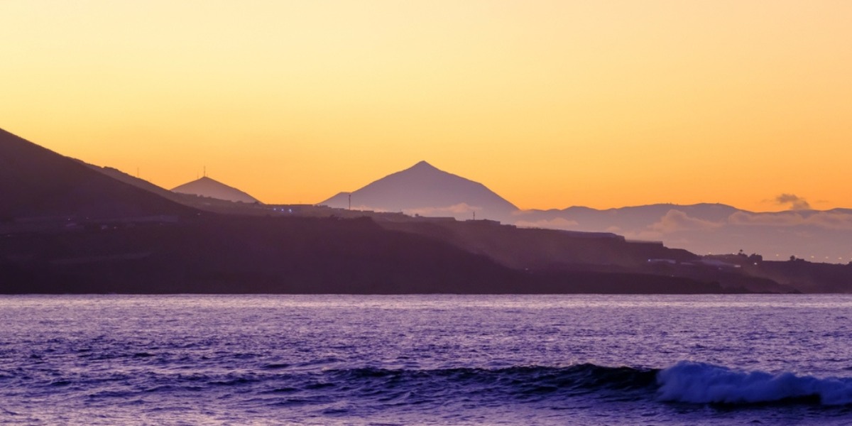 Puesta de sol amarilla en el mar de Canarias, rutas de ferry, ir de isla en isla