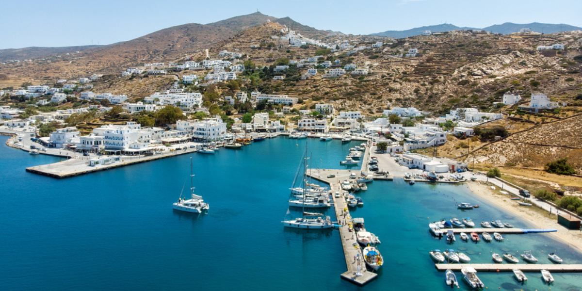 Το λιμάνι της Ίου από ψηλά