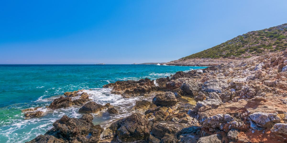 Κρυστάλλινα νερά στην παραλία του Πλατύ Γιαλού, στους Λειψούς