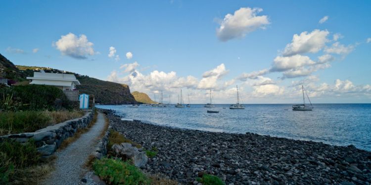 Ferry de Vulcano para Alicudi