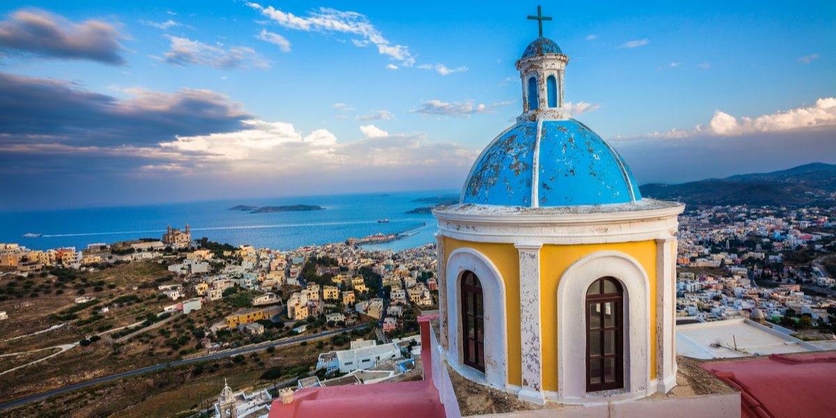 Θέα στο λιμάνι της Σύρου από την Άνω Πόλη