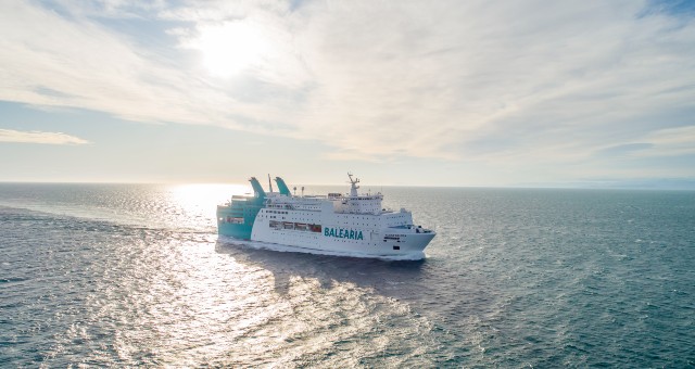 Ferry de Baleària viajando por el Mediterráneo