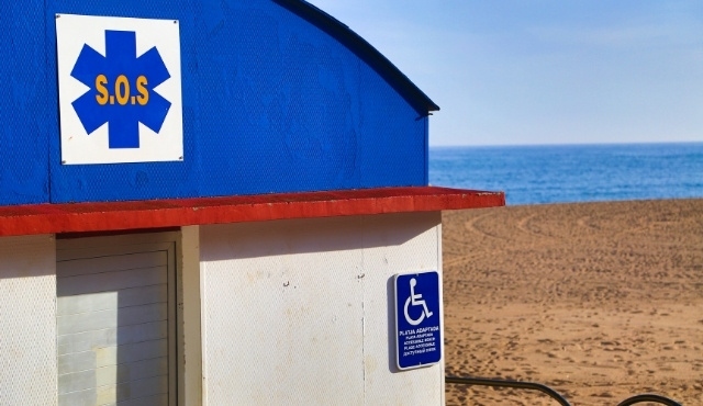 Punto di emergenza "SOS" per persone con disabilità su una spiaggia spagnola