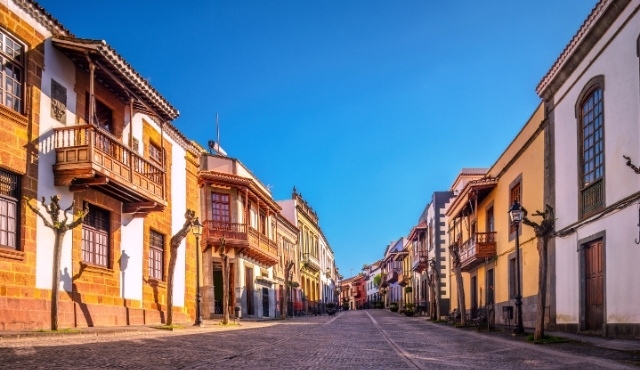 Casitas tradicionales de colores en el pueblo de Teror (Gran Canaria)