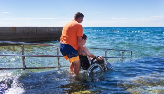 Rampa de acceso al mar con asistencia para sillas de ruedas en España