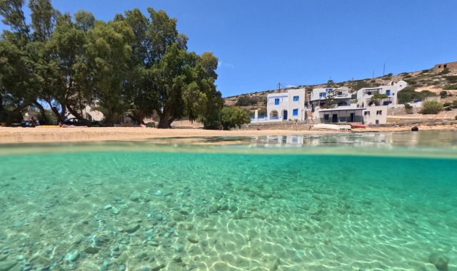 Θέα της παραλίας Άγιος Γεώργιος στην Ηρακλειά, Μικρές Κυκλάδες