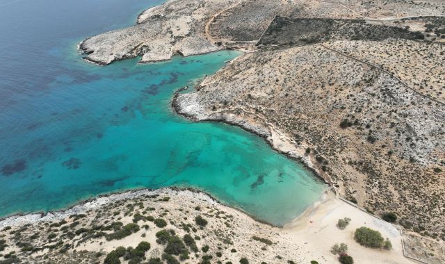 Πανοραμική θέα της παραλίας Ψιλή Άμμος στη Σχοινούσα, Μικρές Κυκλάδες