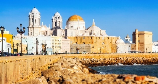 La cattedrale di Cadice vista dal lungomare della città