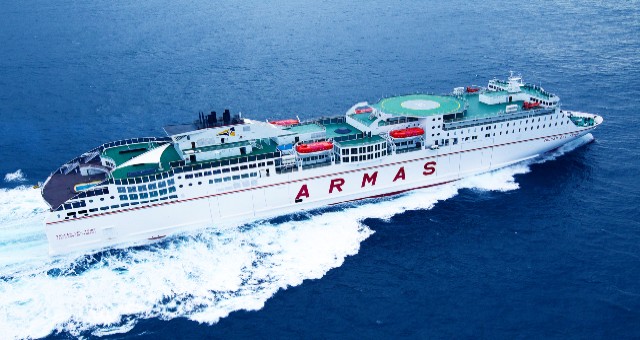 Vista aérea de un ferry de Naviera Armas navegando por el océano rumbo a las islas Canarias