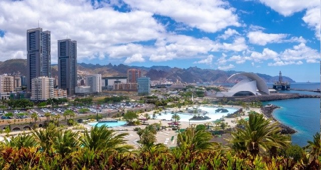 Vista panorámica de edificios y piscinas en Santa Cruz de Tenerife, España 