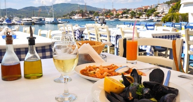 Gustare i frutti di mare in una taverna greca