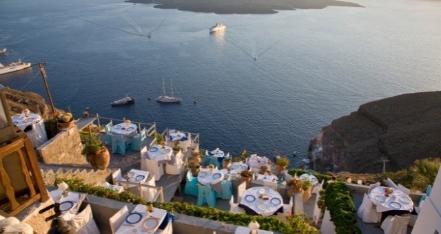 Panoramablick von einem Restaurant auf Santorin aus