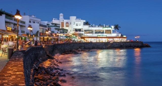 La cittadina di Playa Blanca a Lanzarote illuminata di notte