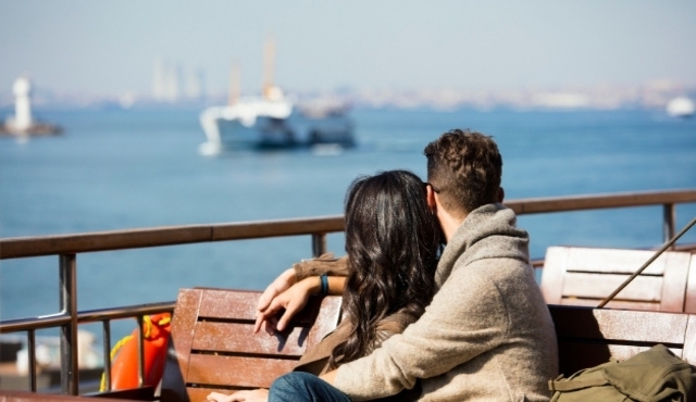 Pareja con discapacidades invisibles a bordo de un ferry en España