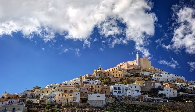 Les maisons du centre historique d'Ano Syros construit à flanc de colline