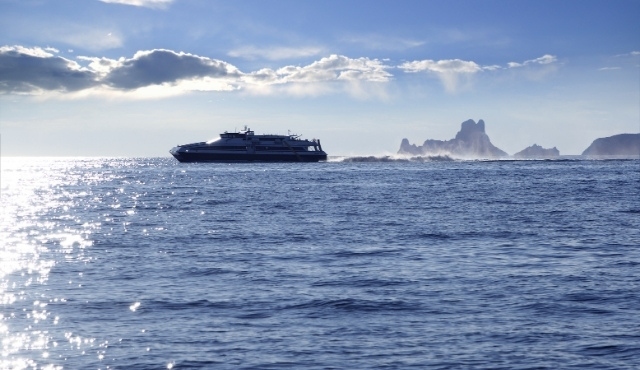 Eine Fähre im Iberischen Meer bei leicht bewölktem Himmel