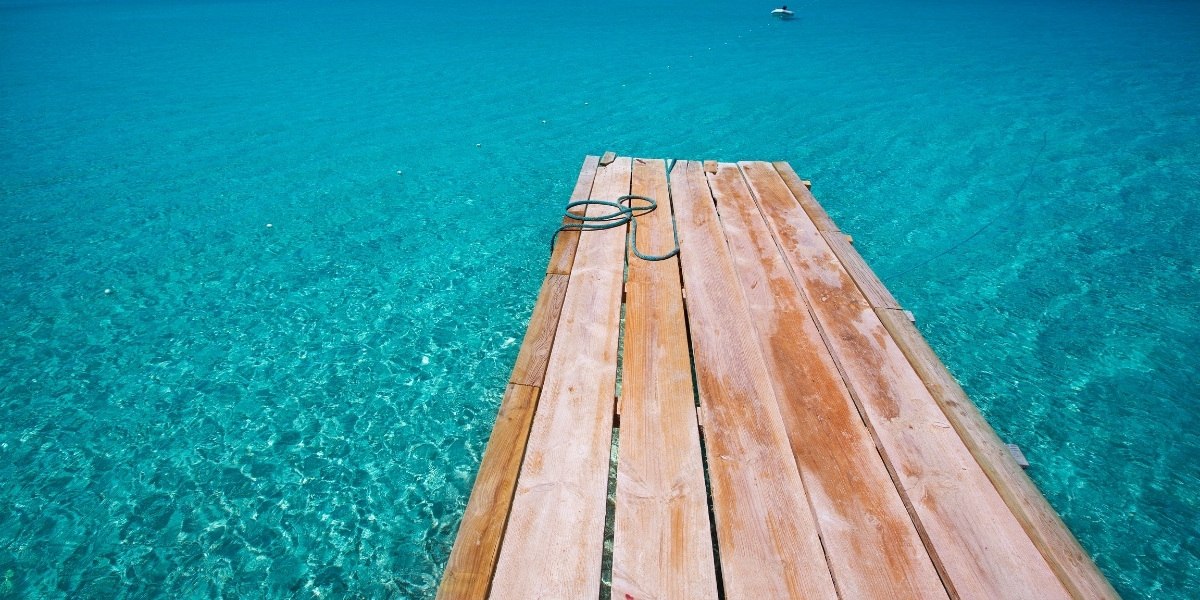 Un ponton s’avançant sur les eaux turquoises de Formentera